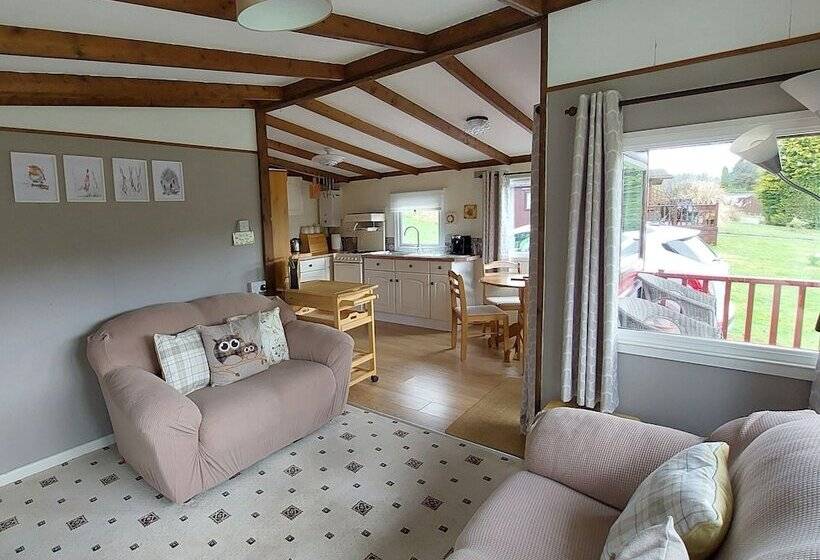 Отель Number 8 Buttercup Lodge Caer Beris