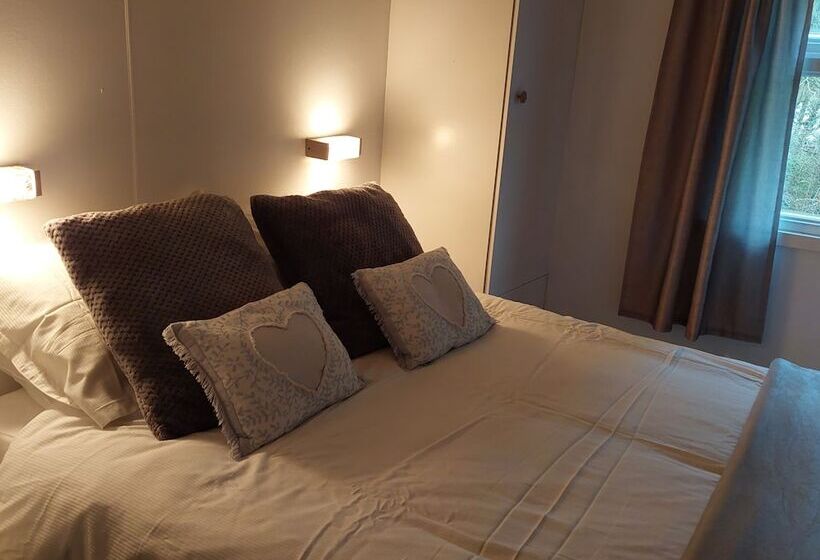 Отель Number 8 Buttercup Lodge Caer Beris