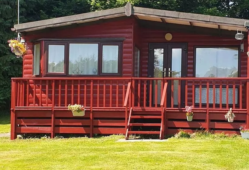 Hotelli Number 8 Buttercup Lodge Caer Beris