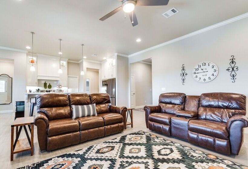 Texas Home W/ Hot Tub: 3 Mi To Downtown Canyon!