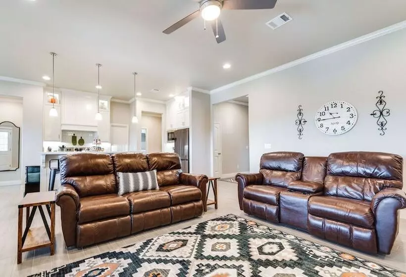 Texas Home W/ Hot Tub: 3 Mi To Downtown Canyon!