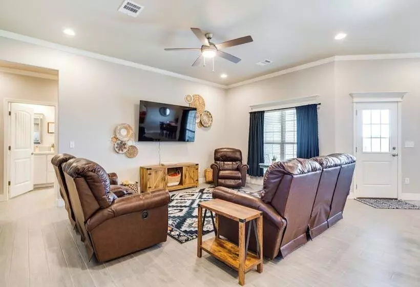 Texas Home W/ Hot Tub: 3 Mi To Downtown Canyon!