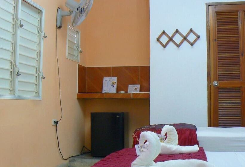 تختخواب و صبحانه Hostal Luly Y Rene