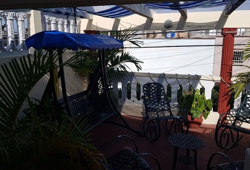 تختخواب و صبحانه Hostal Luly Y Rene