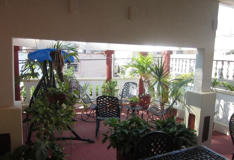 تختخواب و صبحانه Hostal Luly Y Rene