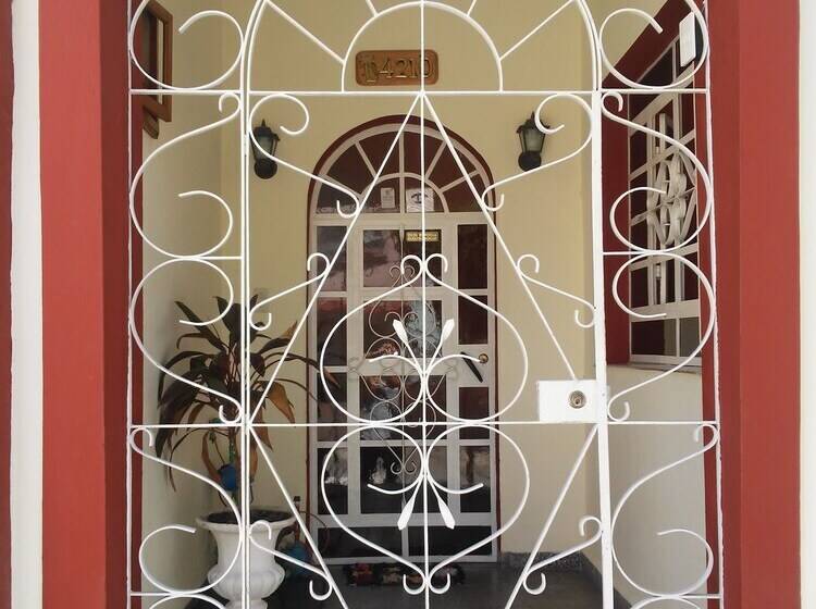 تختخواب و صبحانه Hostal Luly Y Rene