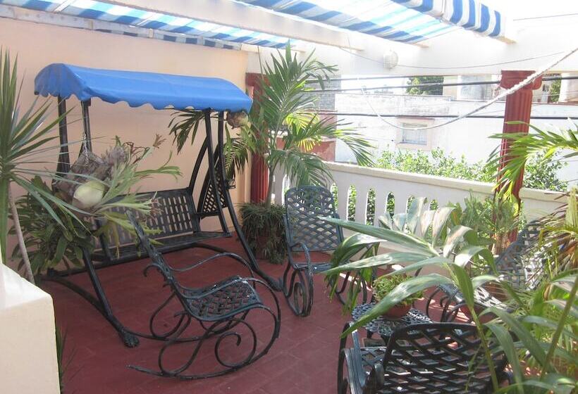 تختخواب و صبحانه Hostal Luly Y Rene