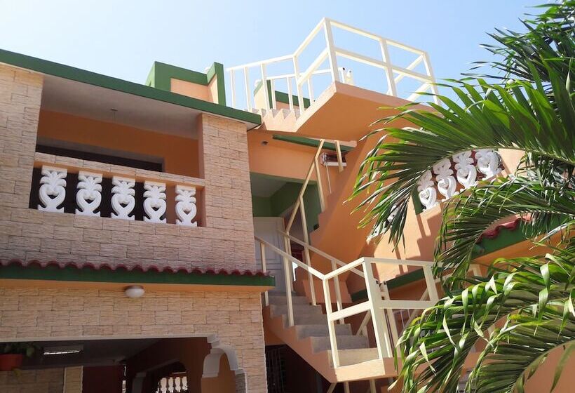 پانسیون Hostal Olivia Boca De Camarioca