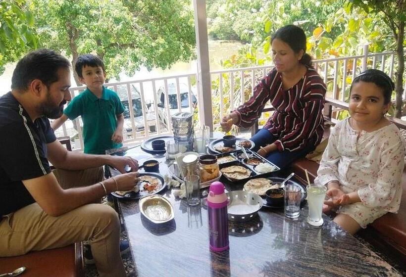 Курорт Sarovar Inn