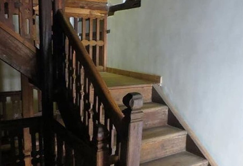 تختخواب و صبحانه Traditional Homes Swotha