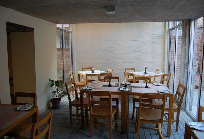 تختخواب و صبحانه Traditional Homes Swotha