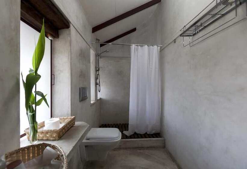 تختخواب و صبحانه Traditional Homes Swotha