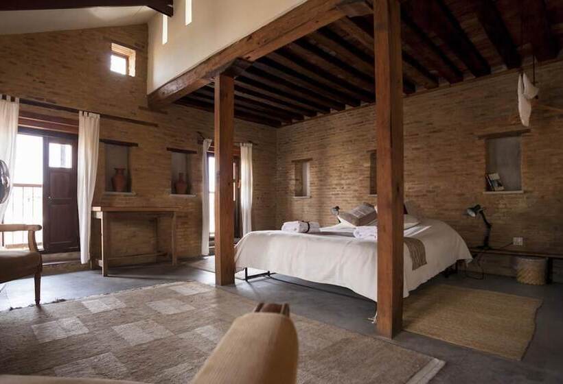 تختخواب و صبحانه Traditional Homes Swotha