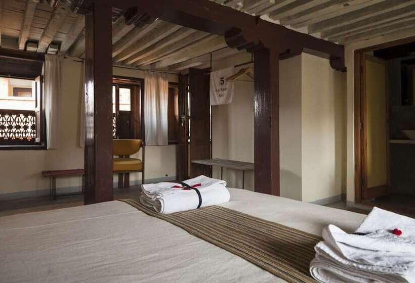 تختخواب و صبحانه Traditional Homes Swotha