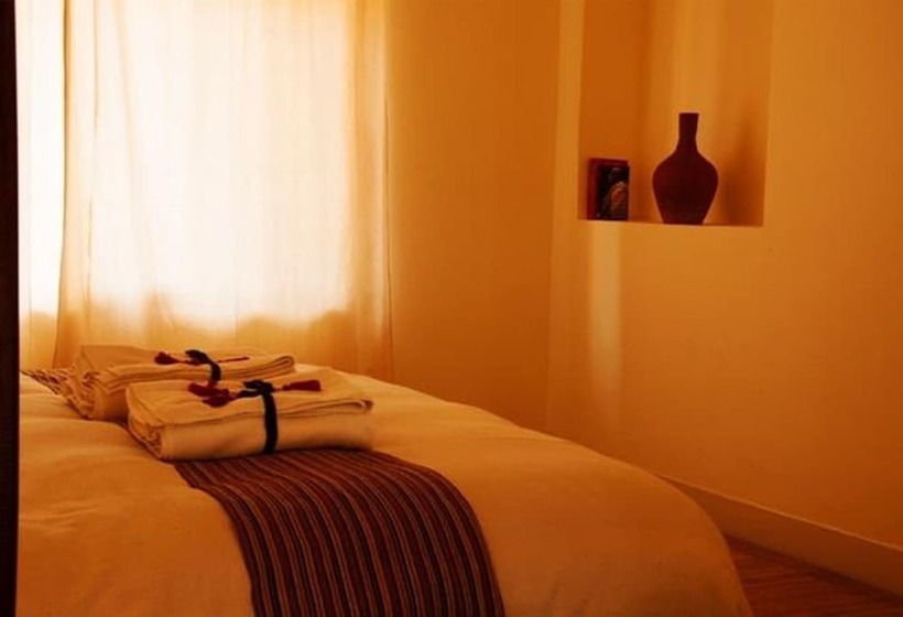 تختخواب و صبحانه Traditional Homes Swotha