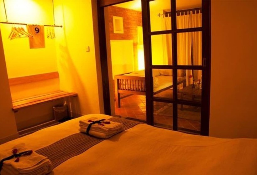 تختخواب و صبحانه Traditional Homes Swotha