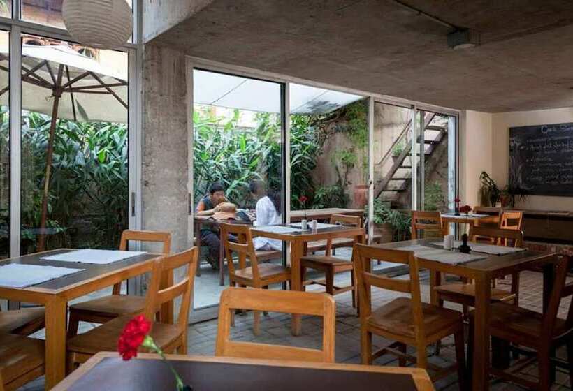 تختخواب و صبحانه Traditional Homes Swotha