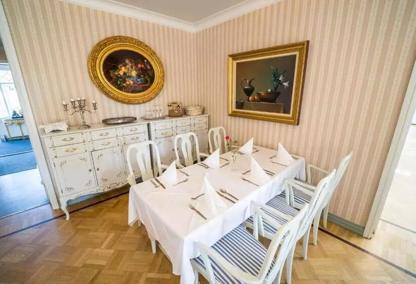 هتل Karolineburg Manor House