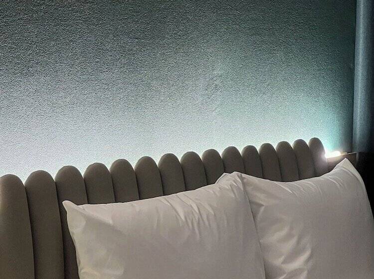 فندق Cotice The Bridge