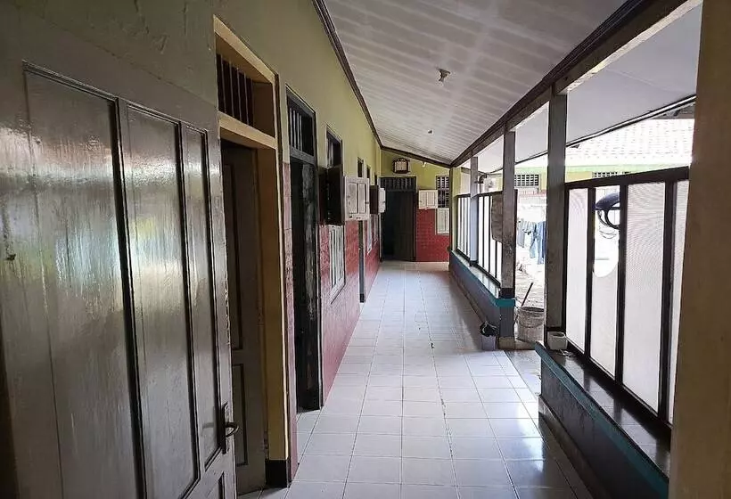 Spot On 94085 Hotel Agung