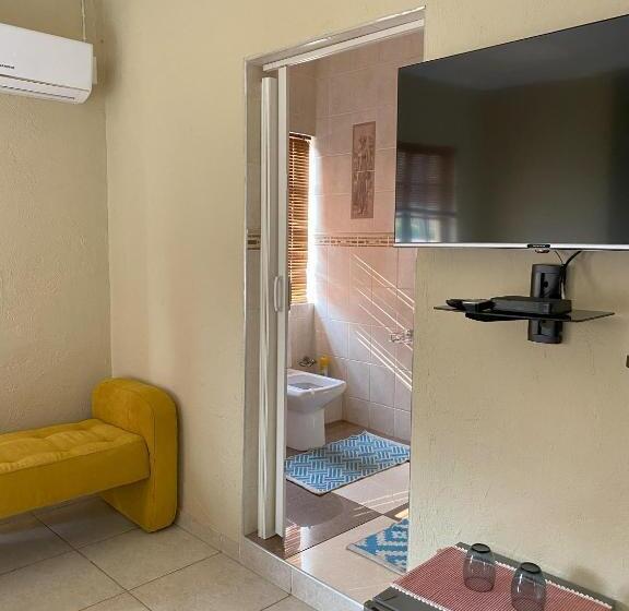 פנסיון Lizzards Villa Guest House