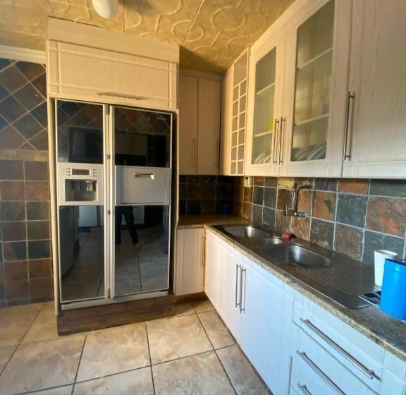 פנסיון Lizzards Villa Guest House