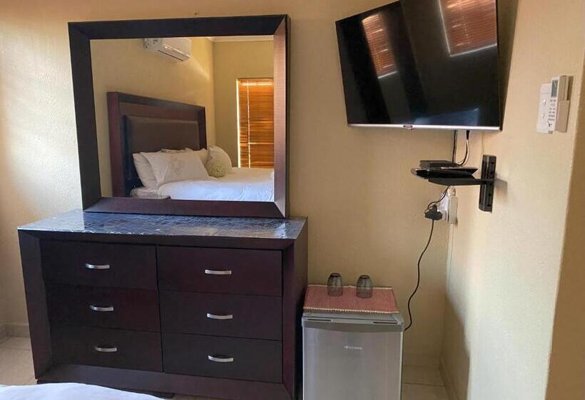 פנסיון Lizzards Villa Guest House