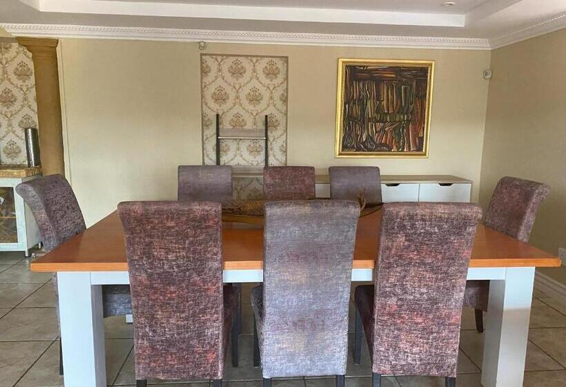 פנסיון Lizzards Villa Guest House