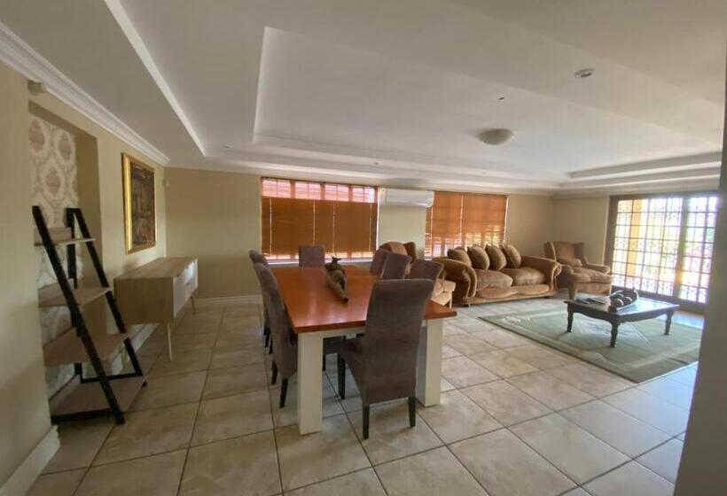 פנסיון Lizzards Villa Guest House