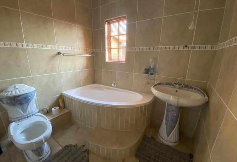 פנסיון Lizzards Villa Guest House