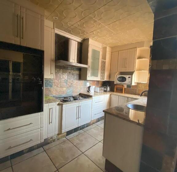 פנסיון Lizzards Villa Guest House