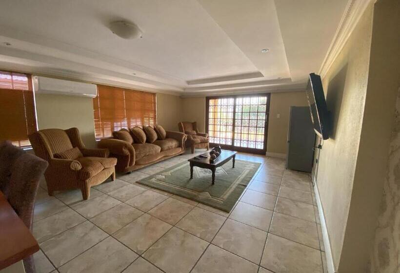 פנסיון Lizzards Villa Guest House