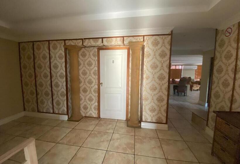 פנסיון Lizzards Villa Guest House