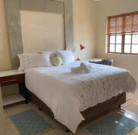 פנסיון Lizzards Villa Guest House