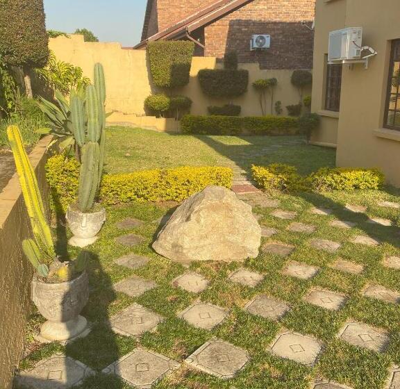 פנסיון Lizzards Villa Guest House