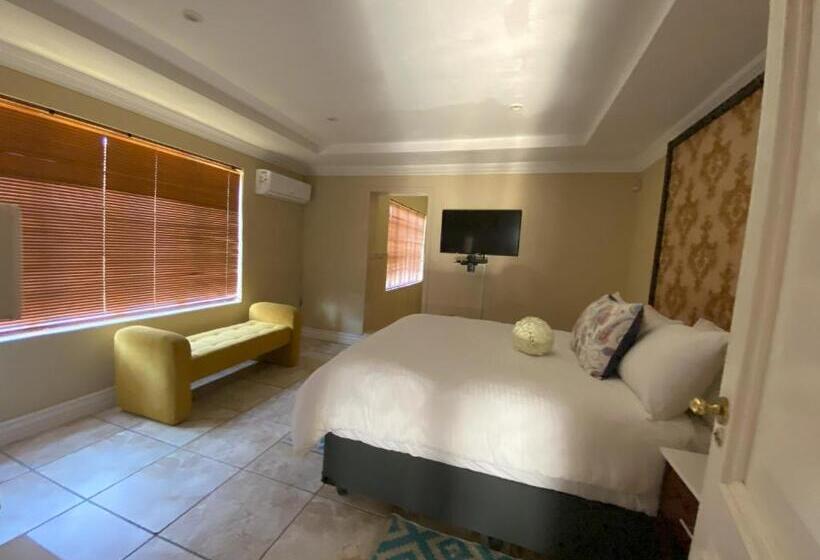 פנסיון Lizzards Villa Guest House