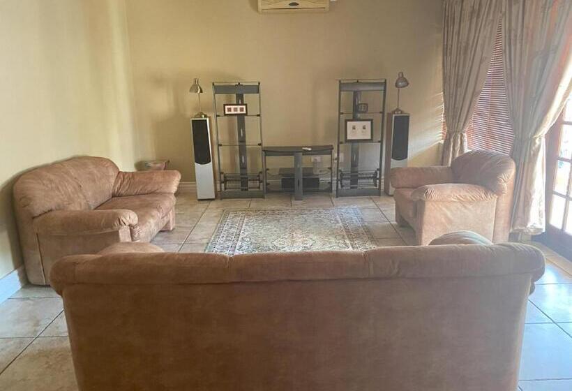 פנסיון Lizzards Villa Guest House