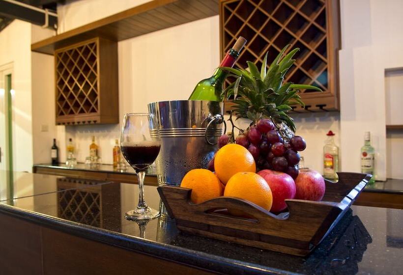 تختخواب و صبحانه Seasons Boutique Lodge  Ngapali