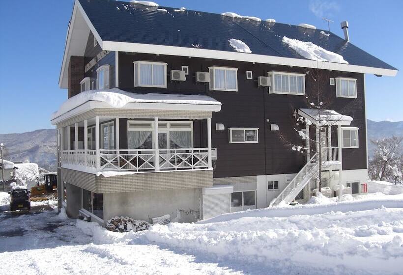 هتل Akakura Yours Inn