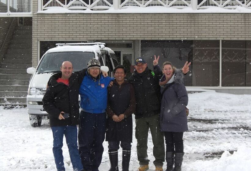 هتل Akakura Yours Inn