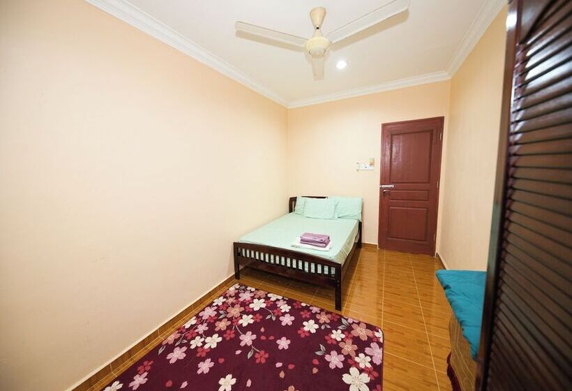 בית מלון כפרי Oyo 91004 Homestay Masjid At Taqwa