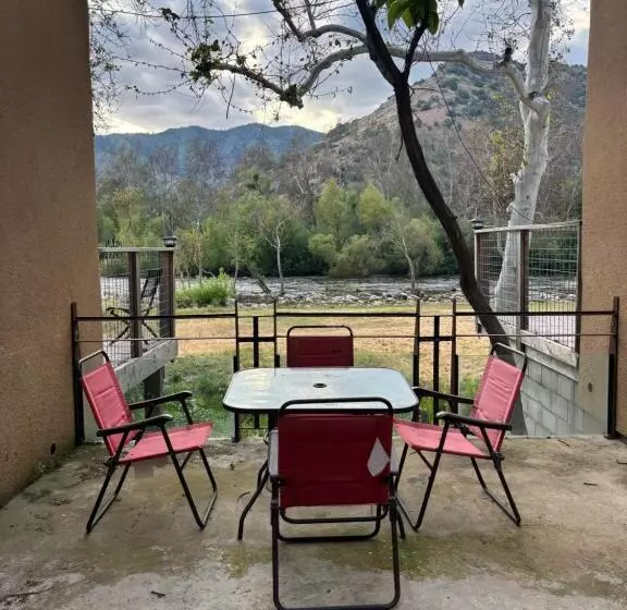 Hotelli Sequoia River Front Cabins