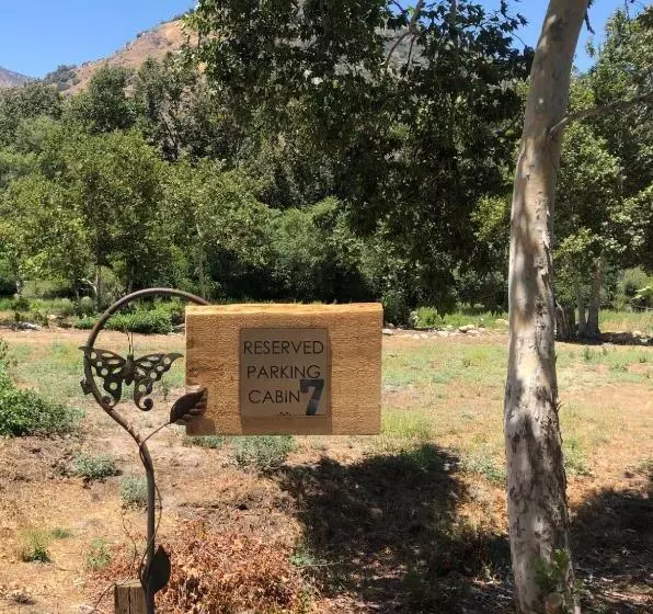 Hotelli Sequoia River Front Cabins