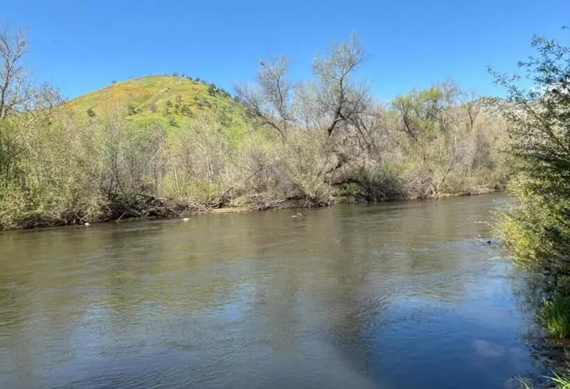 Hotelli Sequoia River Front Cabins
