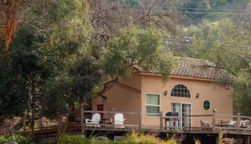 Hotelli Sequoia River Front Cabins
