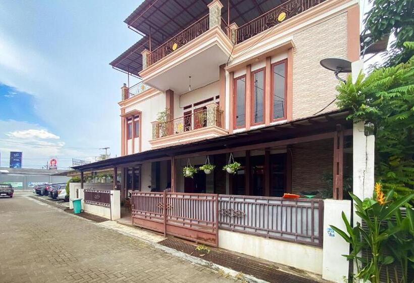 בית מלון כפרי Wisma Falira Serang Syariah Mitra Reddoorz