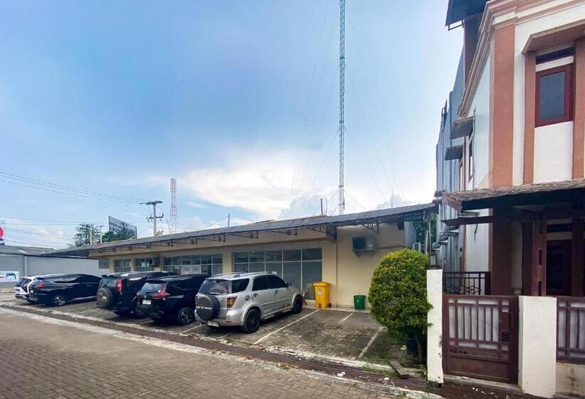 בית מלון כפרי Wisma Falira Serang Syariah Mitra Reddoorz