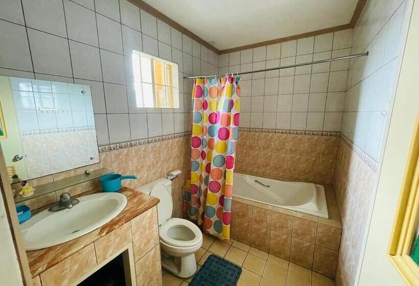 פנסיון Chelsiefaye Guesthouse