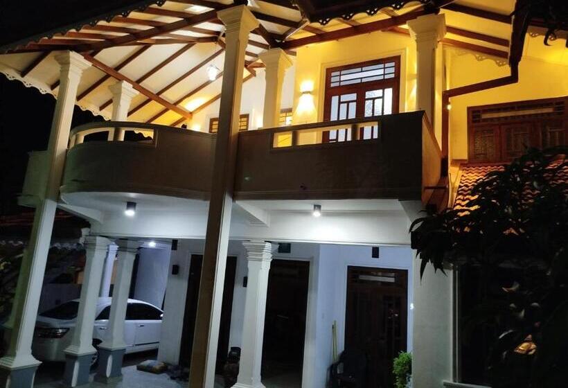 פנסיון Cosy White Palace