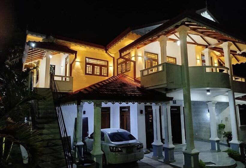 פנסיון Cosy White Palace